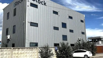 iStock - 3 Давхар Саарал Өнгөтэй Барилга