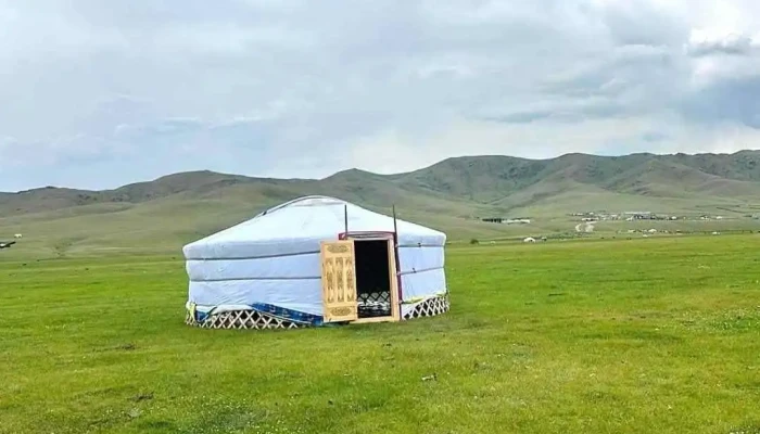 Doloon Burkhan Ger Turees Ezemshigchiinkh - Төв