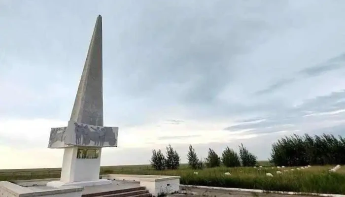 Монггол Ардын Хувьсгалт Цэргийн хөшөө - Халхгол